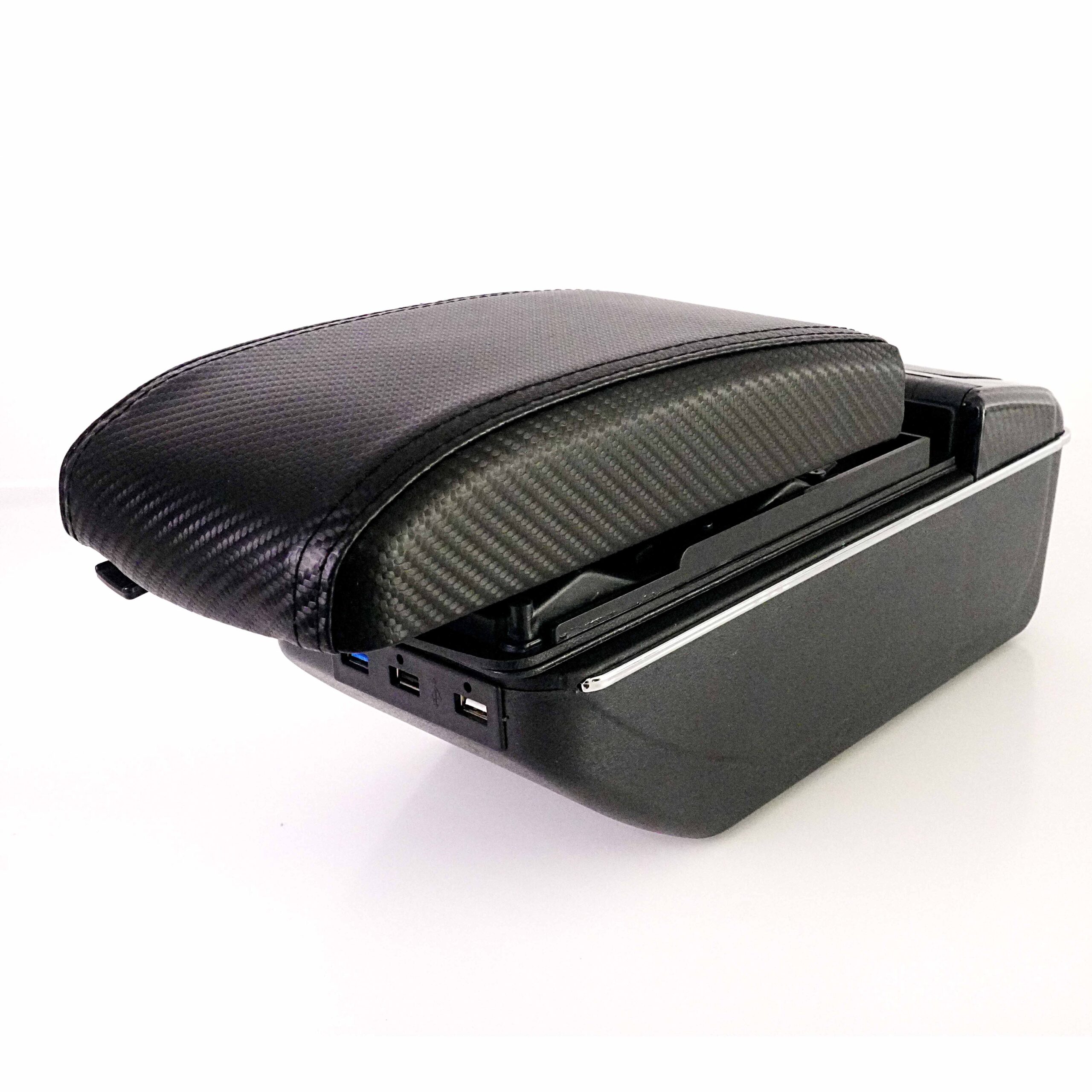 Apoyabrazos para vehículos con acabado en fibra de carbono y detalles en cromo, doble altura, puertos USB de carga rápida y portavasos integrado.