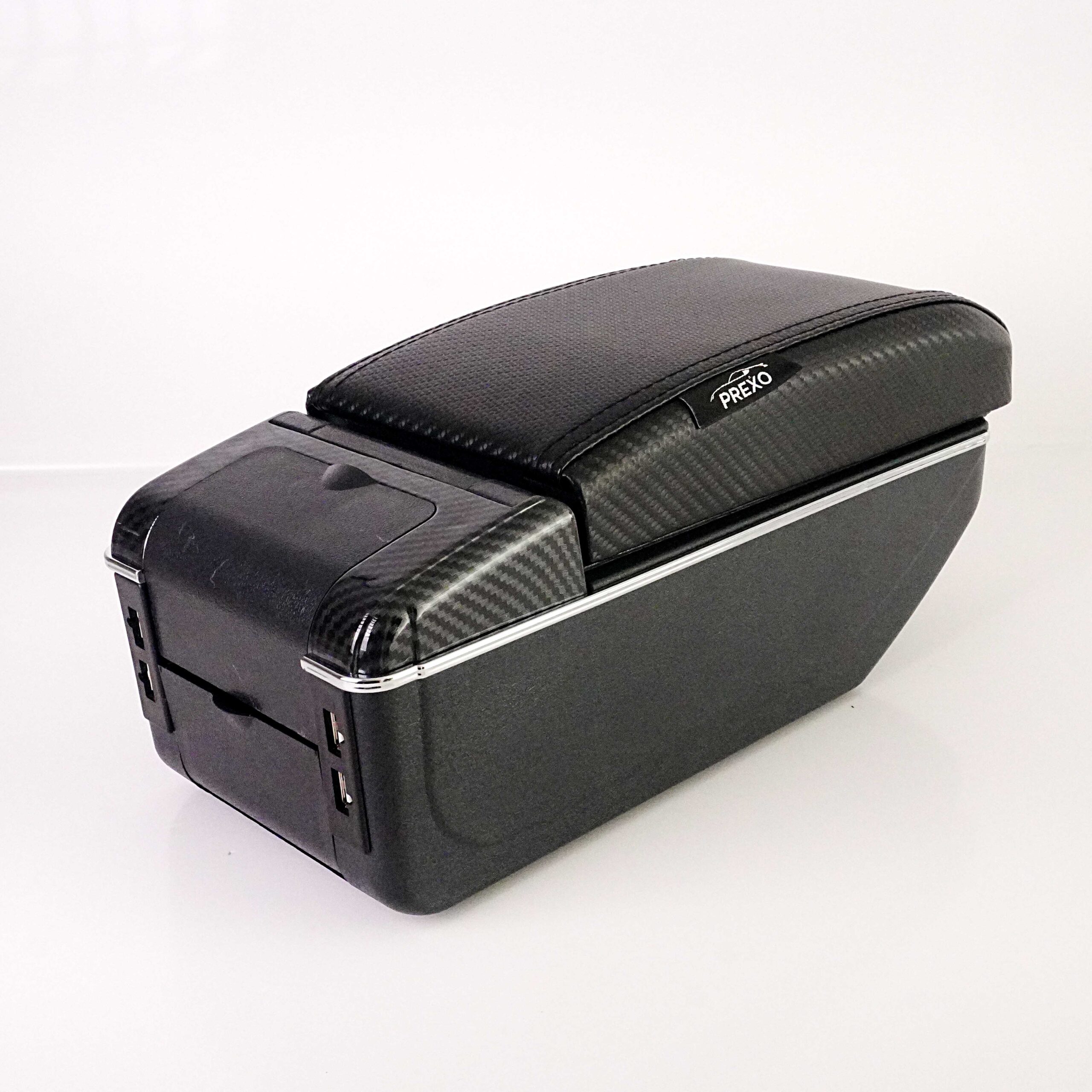 Apoyabrazos para vehículos con acabado en fibra de carbono y detalles de cromo, puertos USB de carga rápida y portavasos integrado.