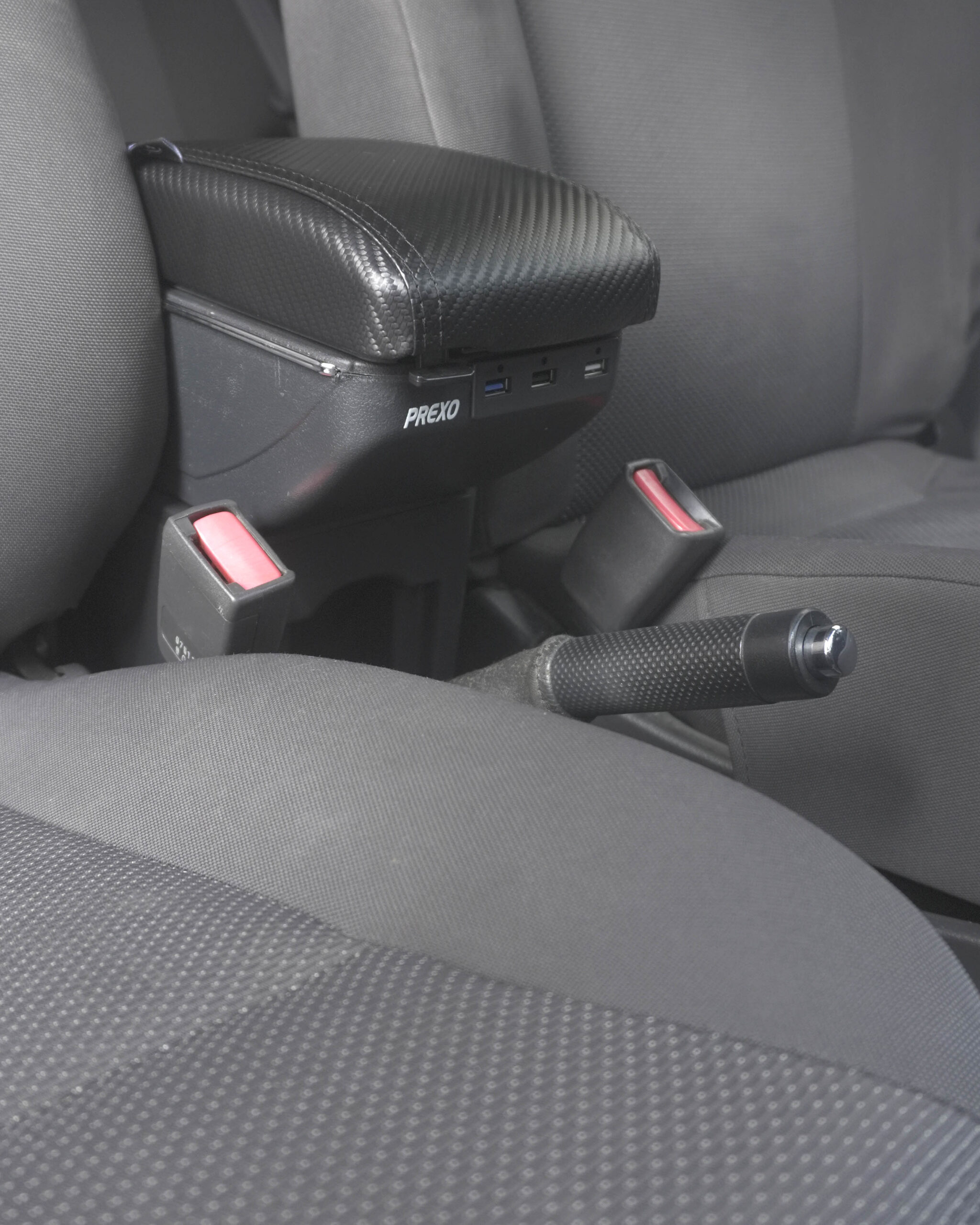 Apoyabrazos para vehículos de todas las marcas. Mejora la comodidad y el estilo de tu auto con el apoyabrazos Carbono.