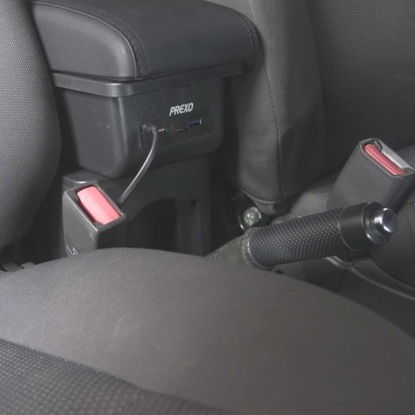 Apoyabrazos negro para automóvil con puertos USB integrados, diseñado para mayor confort y funcionalidad, instalado entre los asientos delanteros.