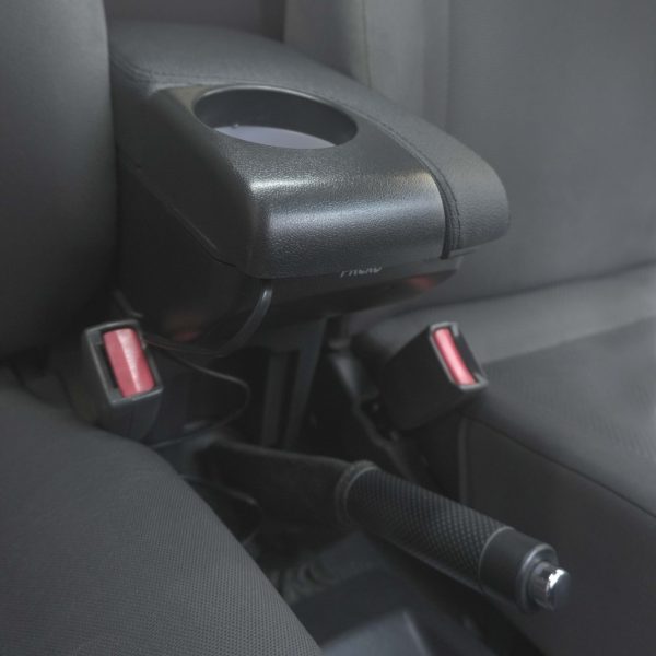Apoyabrazos para vehículos instalado entre los asientos delanteros, con diseño ergonómico, portavasos integrado y acabado en simil cuero negro para mayor comodidad