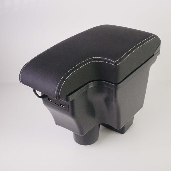 Apoyabrazos negro para automóvil con puertos USB integrados, diseñado para mayor confort y funcionalidad, instalado entre los asientos delanteros.
