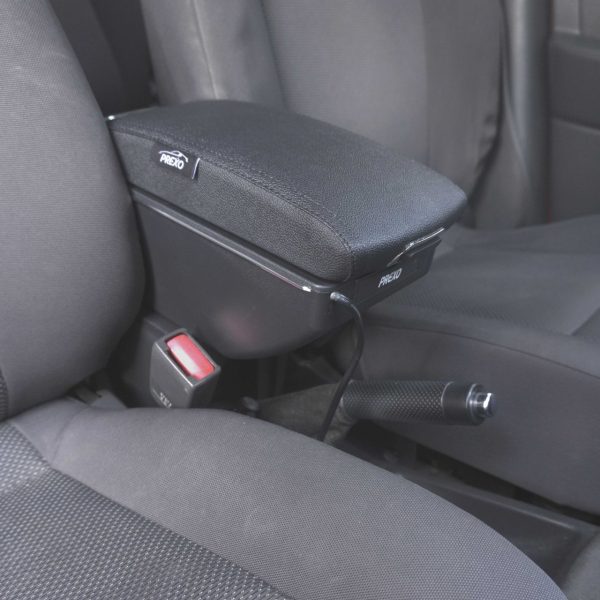 Apoyabrazos para vehículos instalado entre los asientos delanteros, con diseño ergonómico, portavasos integrado y acabado en cuero negro para mayor confort.